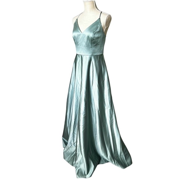 David's Bridal Studio Bridesmaid dress Deep V-Neck A-Line Dress Size 6 - Picture 1 of 10